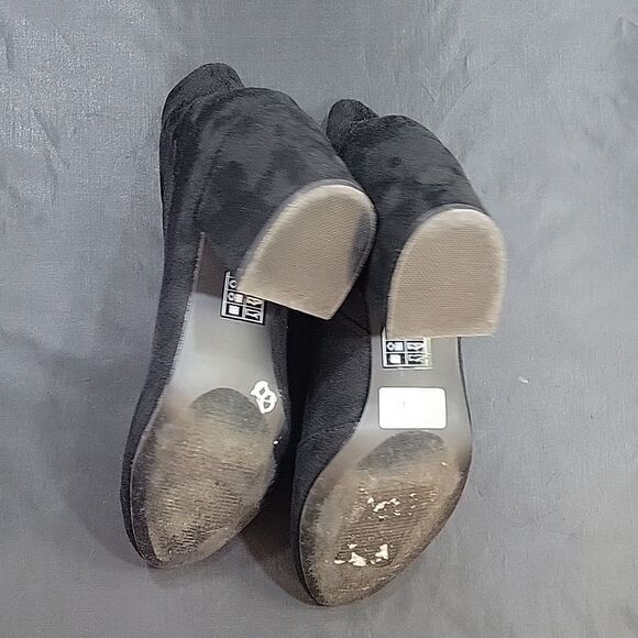 SO ME RAIA SUED SIDE ZIPPER CLOSURE POINTED TOE WOMEN"S BLOCK HEEL ANKLE BOOTIE - Picture 15 of 16